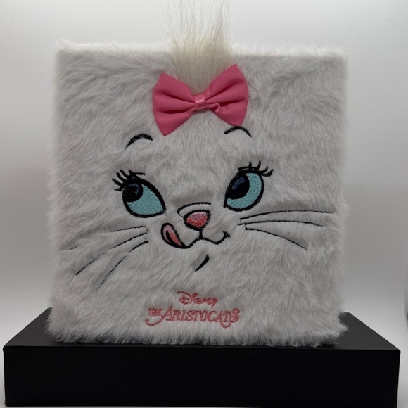 Taste Beauty Other - Disney Aristocats Eyeshadow Palette